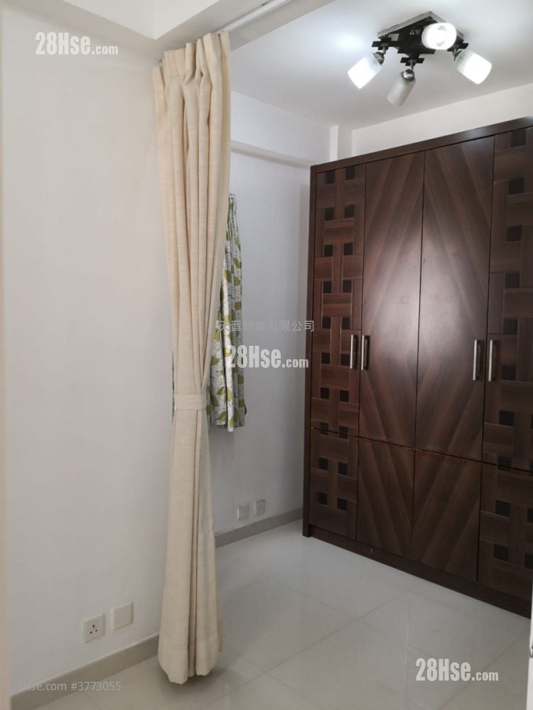 Tak Yue Mansion Sell 2 Bedrooms , 1 Bathroom 315 ft²