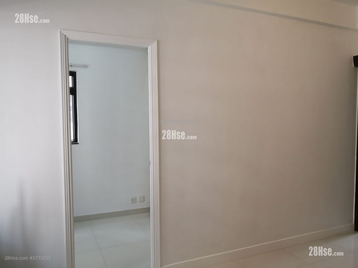 Tak Yue Mansion Sell 2 Bedrooms , 1 Bathroom 315 ft²