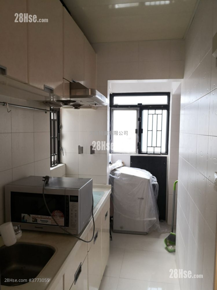 Tak Yue Mansion Sell 2 Bedrooms , 1 Bathroom 315 ft²