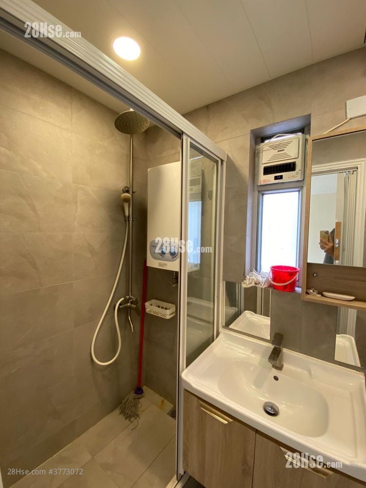 Lung Yan Court Rental 2 Bedrooms , 1 Bathroom 530 ft²