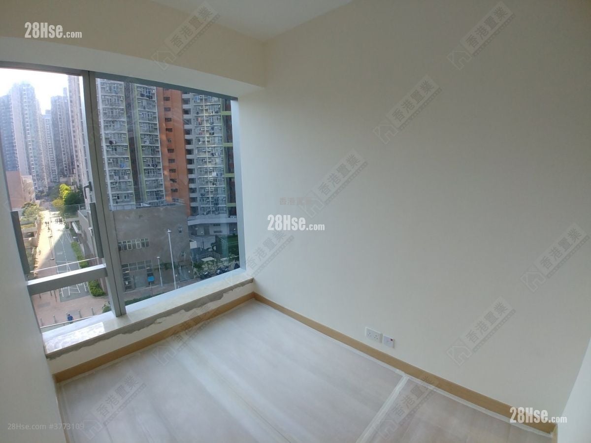 Savannah Sell 2 Bedrooms 439 ft²