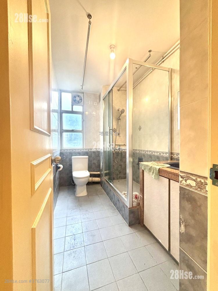 Hung Fuk Court Sell 3 Bedrooms , 1 Bathroom 645 ft²