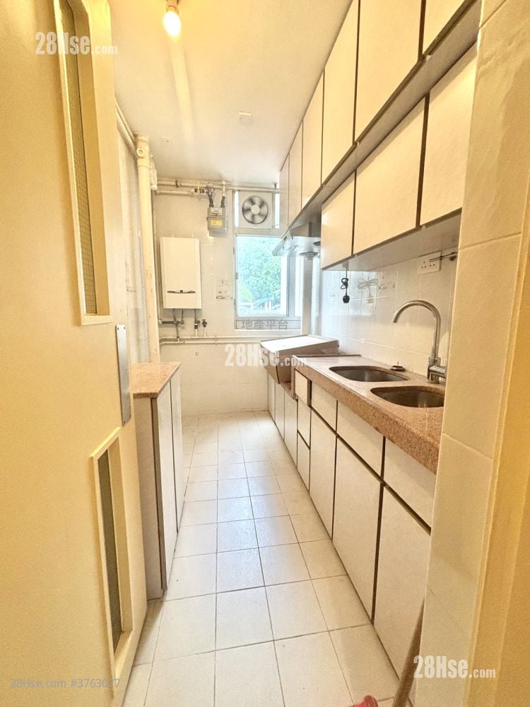 Hung Fuk Court Sell 3 Bedrooms , 1 Bathroom 645 ft²