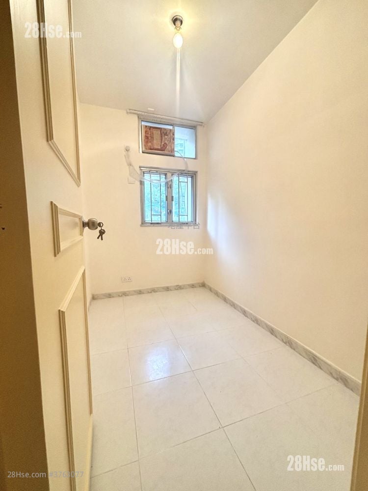 Hung Fuk Court Sell 3 Bedrooms , 1 Bathroom 645 ft²