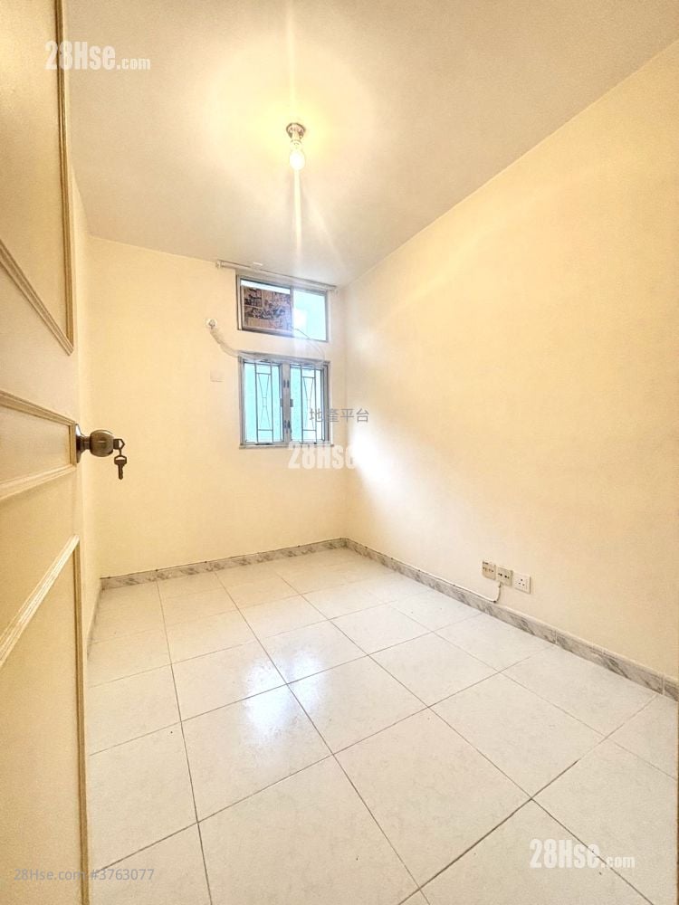 Hung Fuk Court Sell 3 Bedrooms , 1 Bathroom 645 ft²
