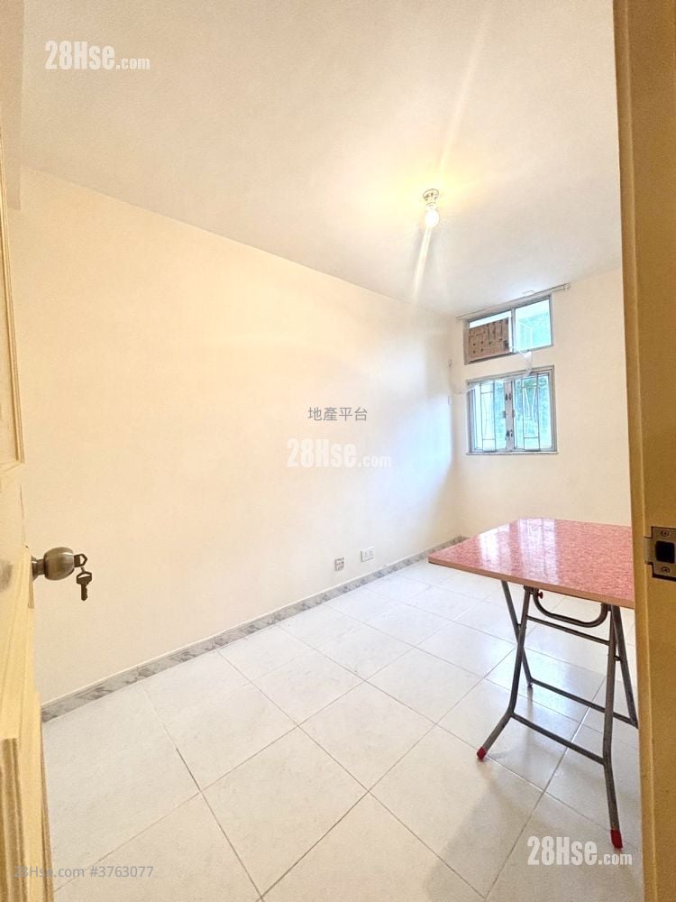 Hung Fuk Court Sell 3 Bedrooms , 1 Bathroom 645 ft²