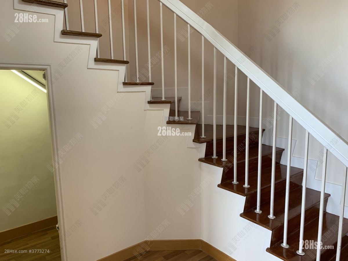 Kornhill Sell 3 Bedrooms , 2 Bathrooms 880 ft²