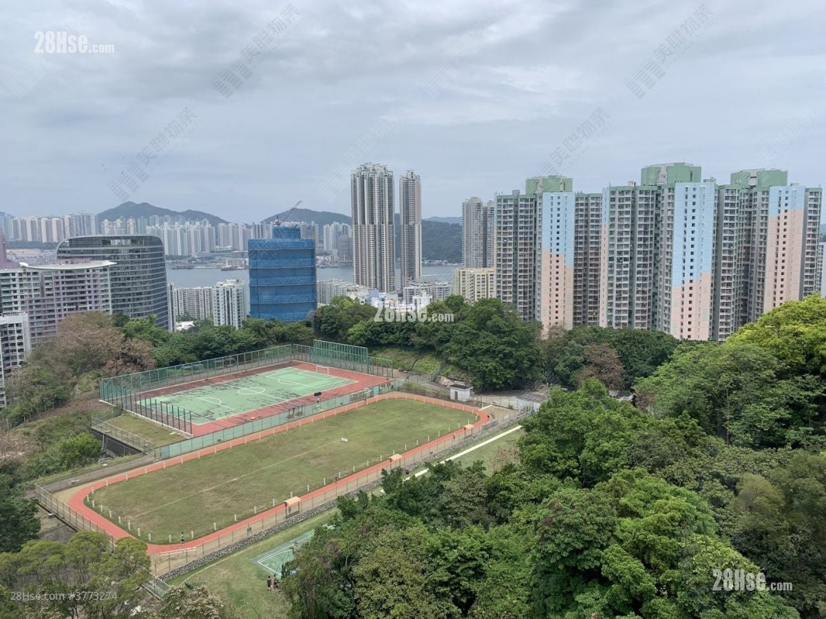 Kornhill Sell 3 Bedrooms , 2 Bathrooms 880 ft²