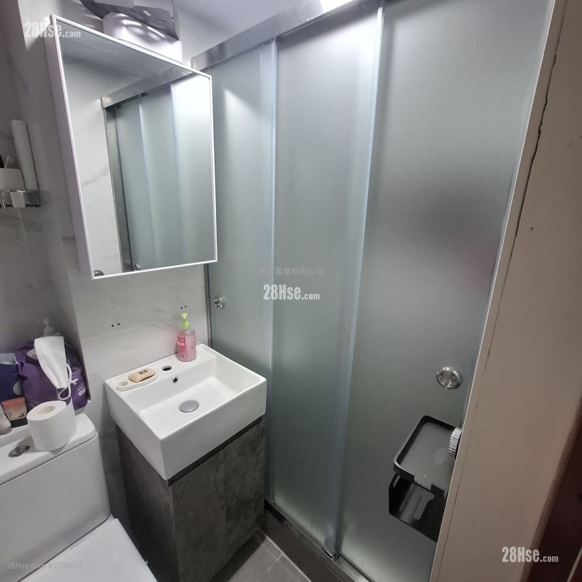Hong Tin Court Sell 3 Bedrooms , 1 Bathroom 531 ft²