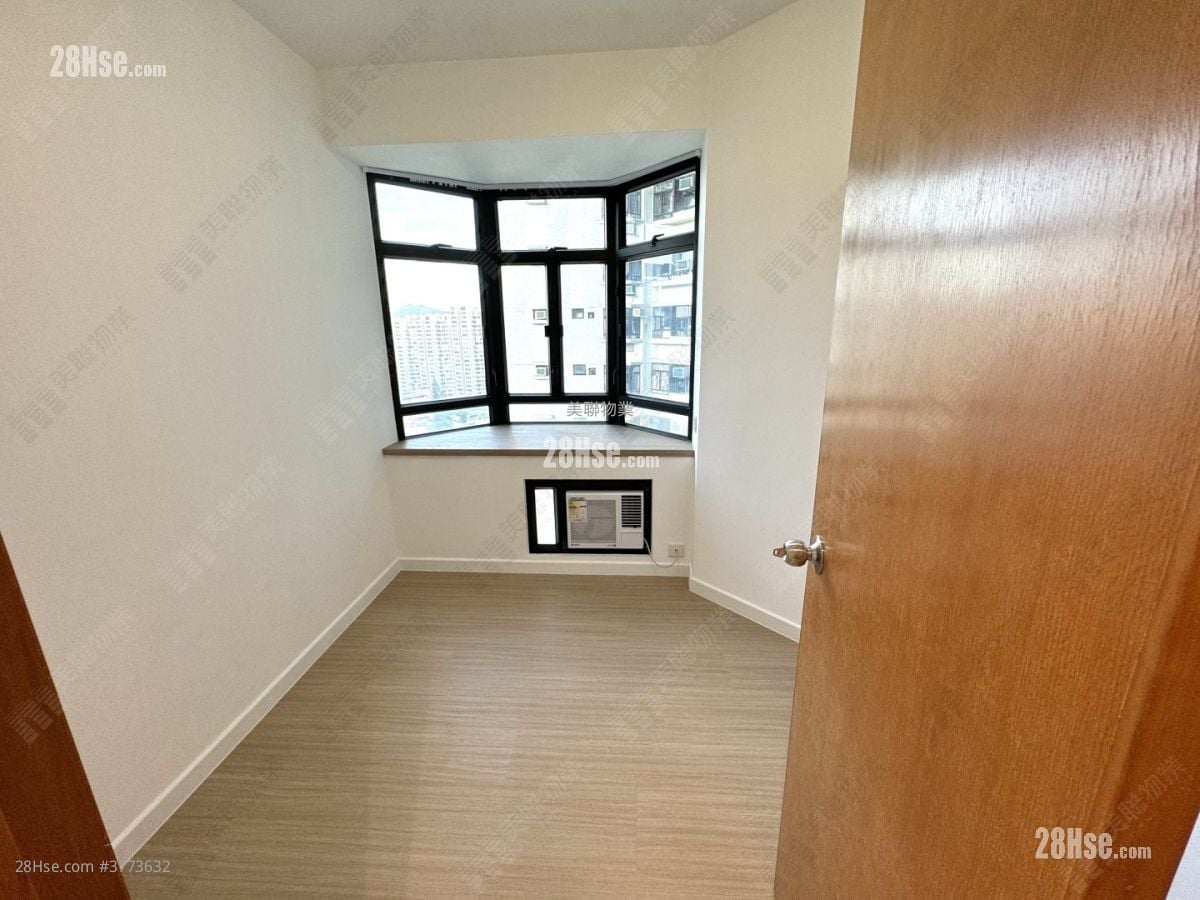 Kornhill Sell 3 Bedrooms 710 ft²