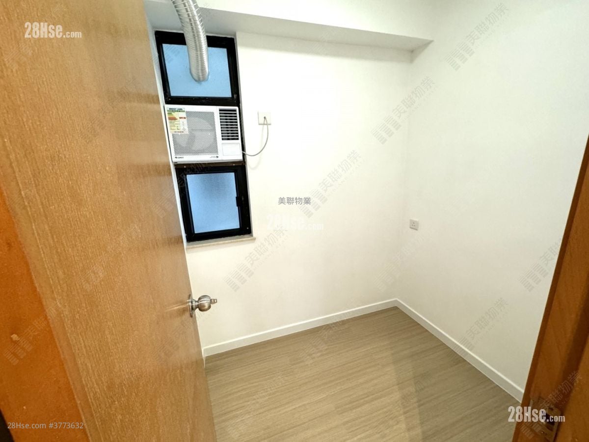 Kornhill Sell 3 Bedrooms 710 ft²