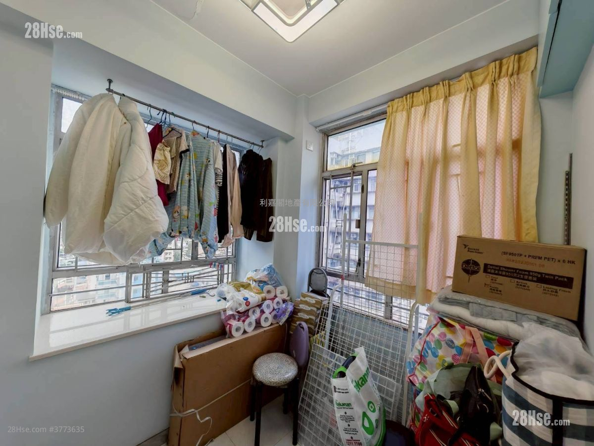 Wun Fat Building Sell 2 Bedrooms , 1 Bathroom 269 ft²