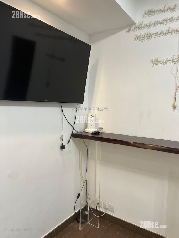 Woodland Court Sell 1 Bedroom , 1 Bathroom 364 ft²