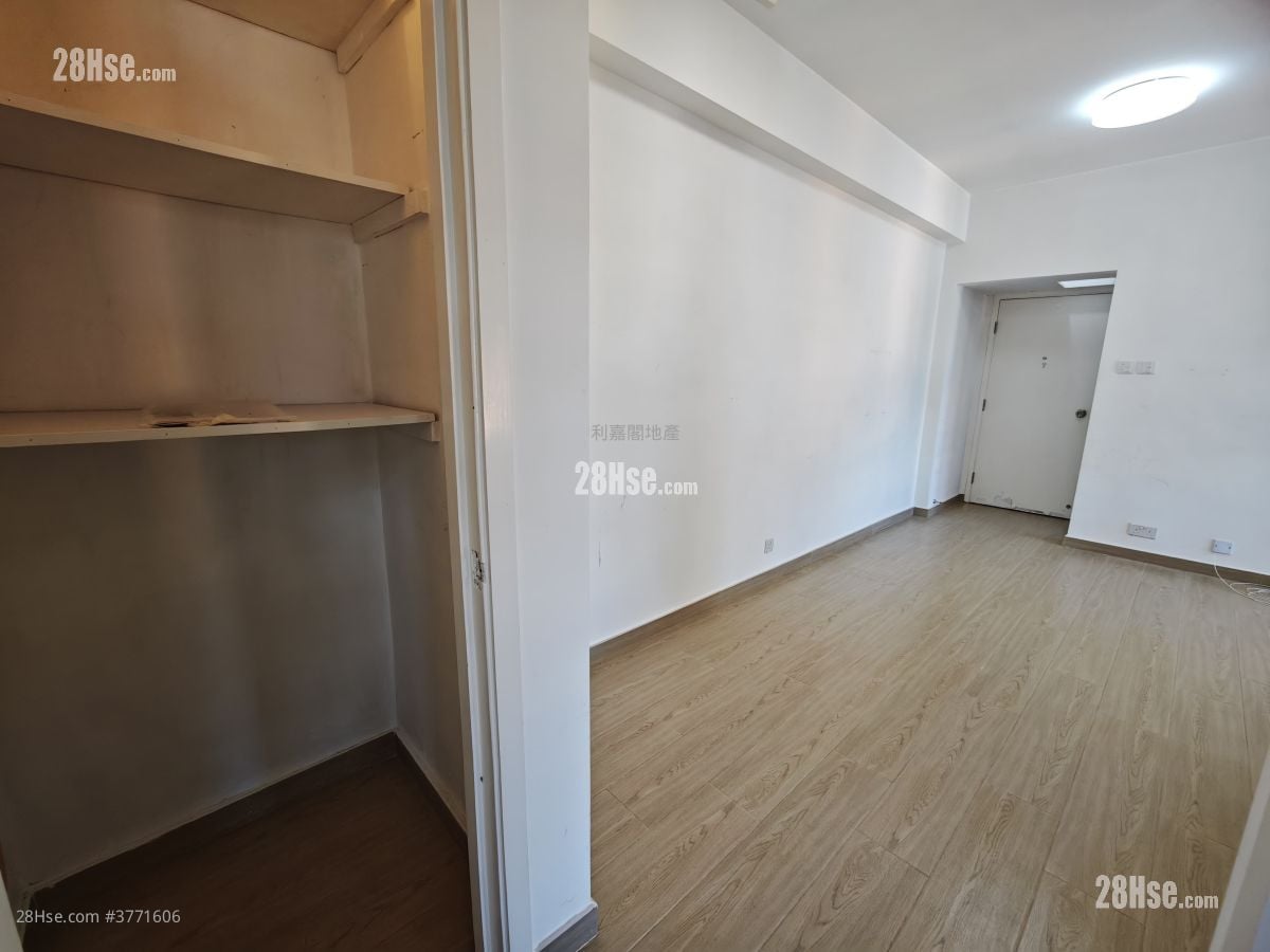 Lok Nga Court Sell 2 Bedrooms 467 ft²