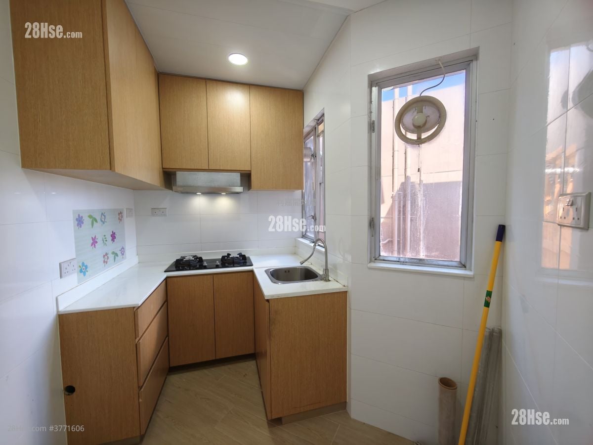 Lok Nga Court Sell 2 Bedrooms 467 ft²