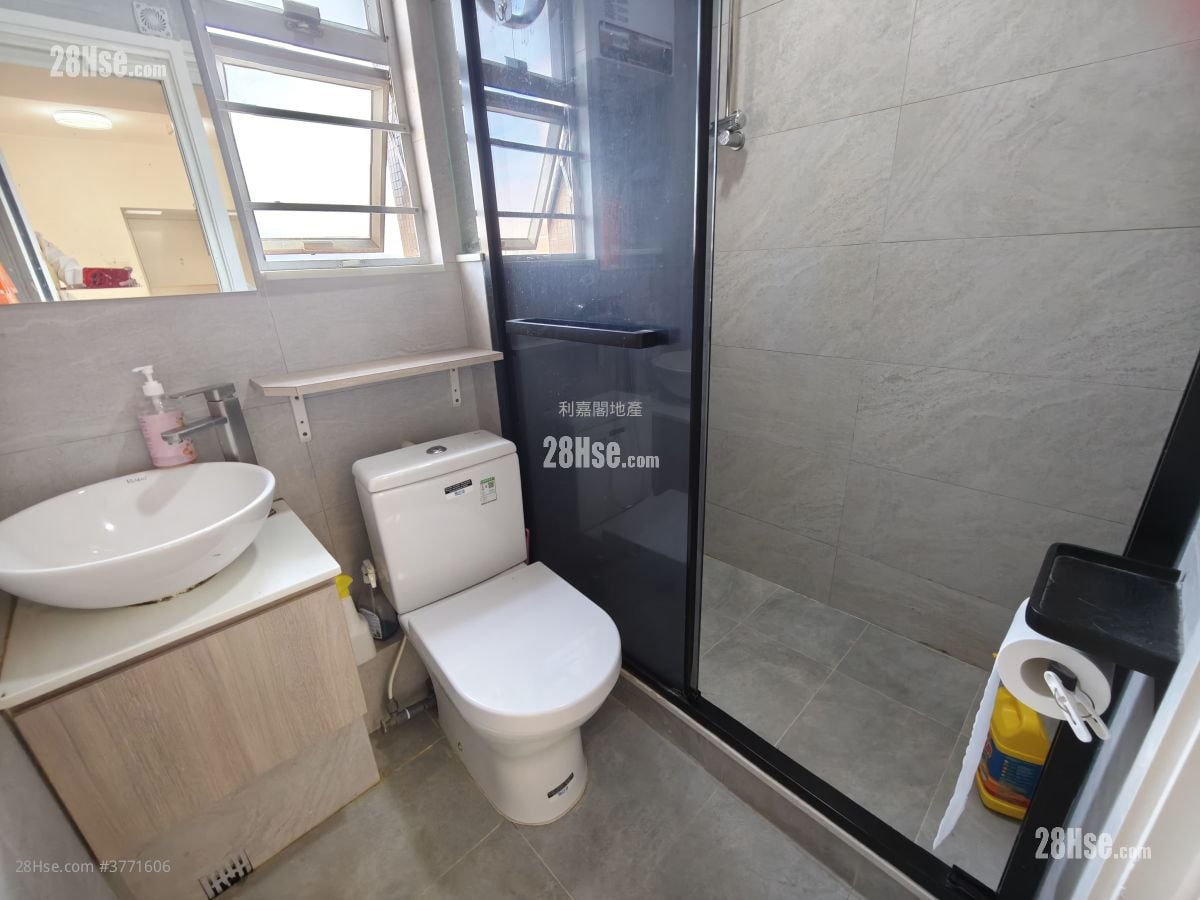 Lok Nga Court Sell 2 Bedrooms 467 ft²
