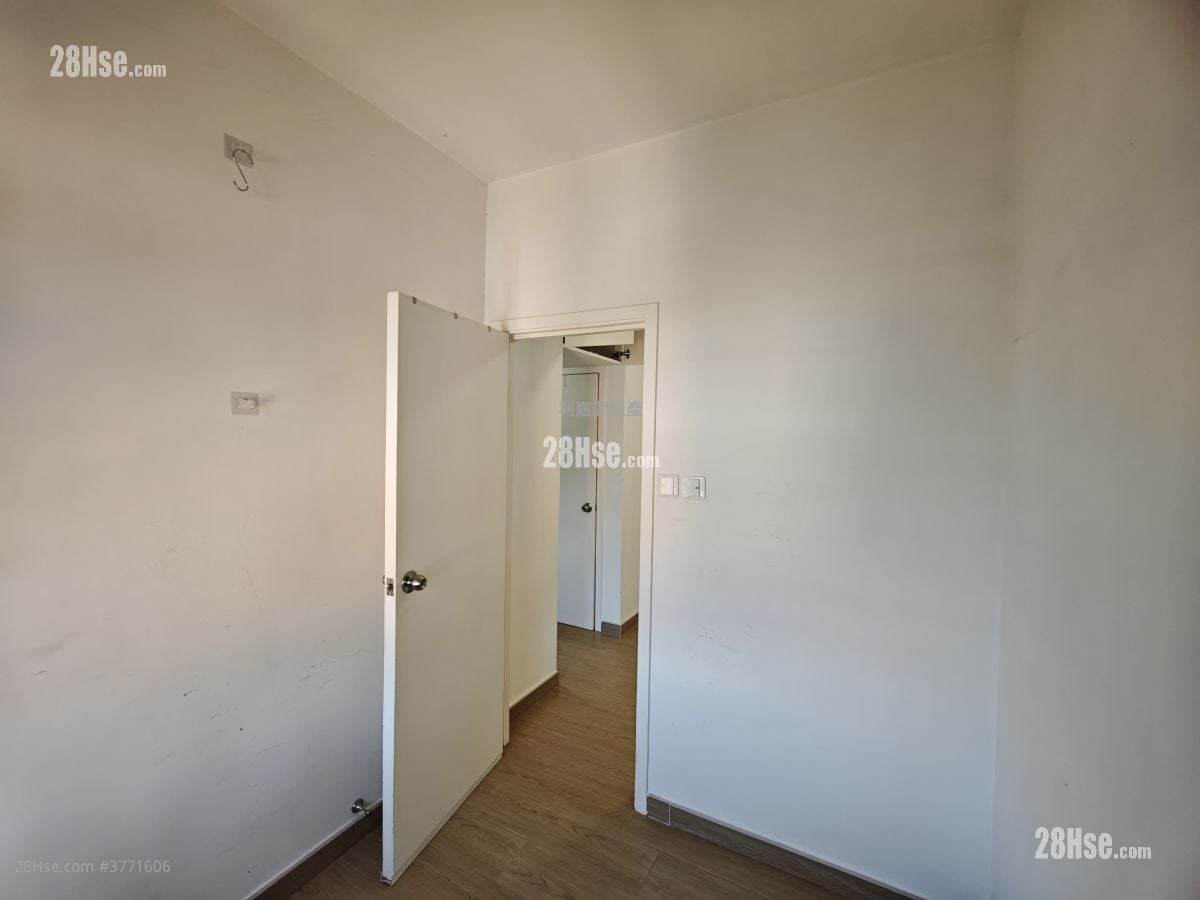 Lok Nga Court Sell 2 Bedrooms 467 ft²