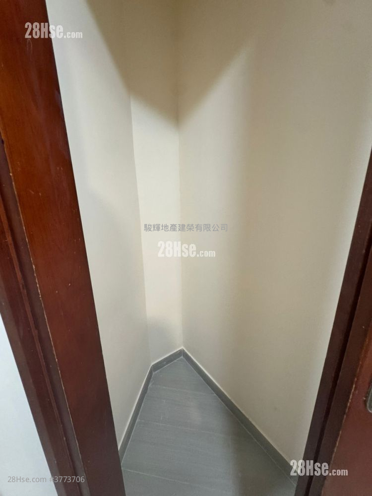 Luna Court Sell 2 Bedrooms , 1 Bathroom