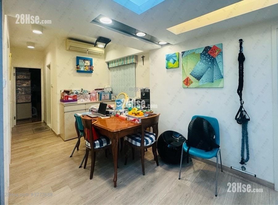 Yee On Court Sell 3 Bedrooms 976 ft²