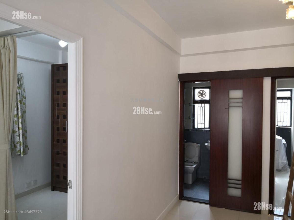 Tak Yue Mansion Sell 2 Bedrooms , 1 Bathroom 315 ft²