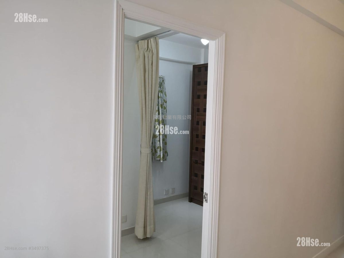 Tak Yue Mansion Sell 2 Bedrooms , 1 Bathroom 315 ft²
