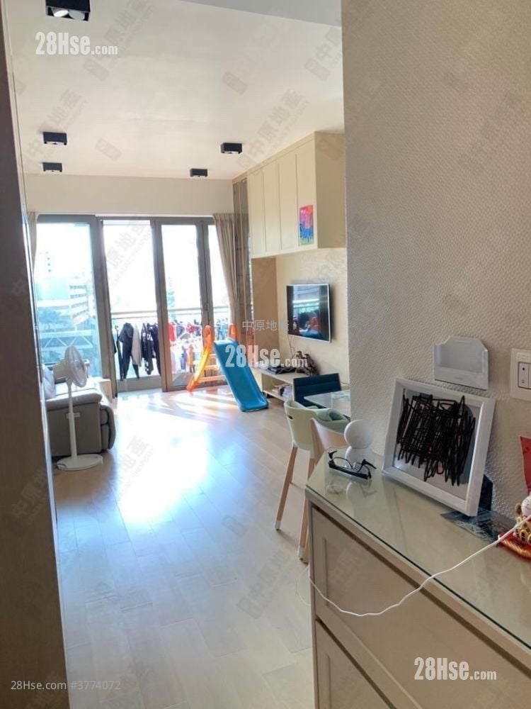 One Homantin Sell 975 ft²