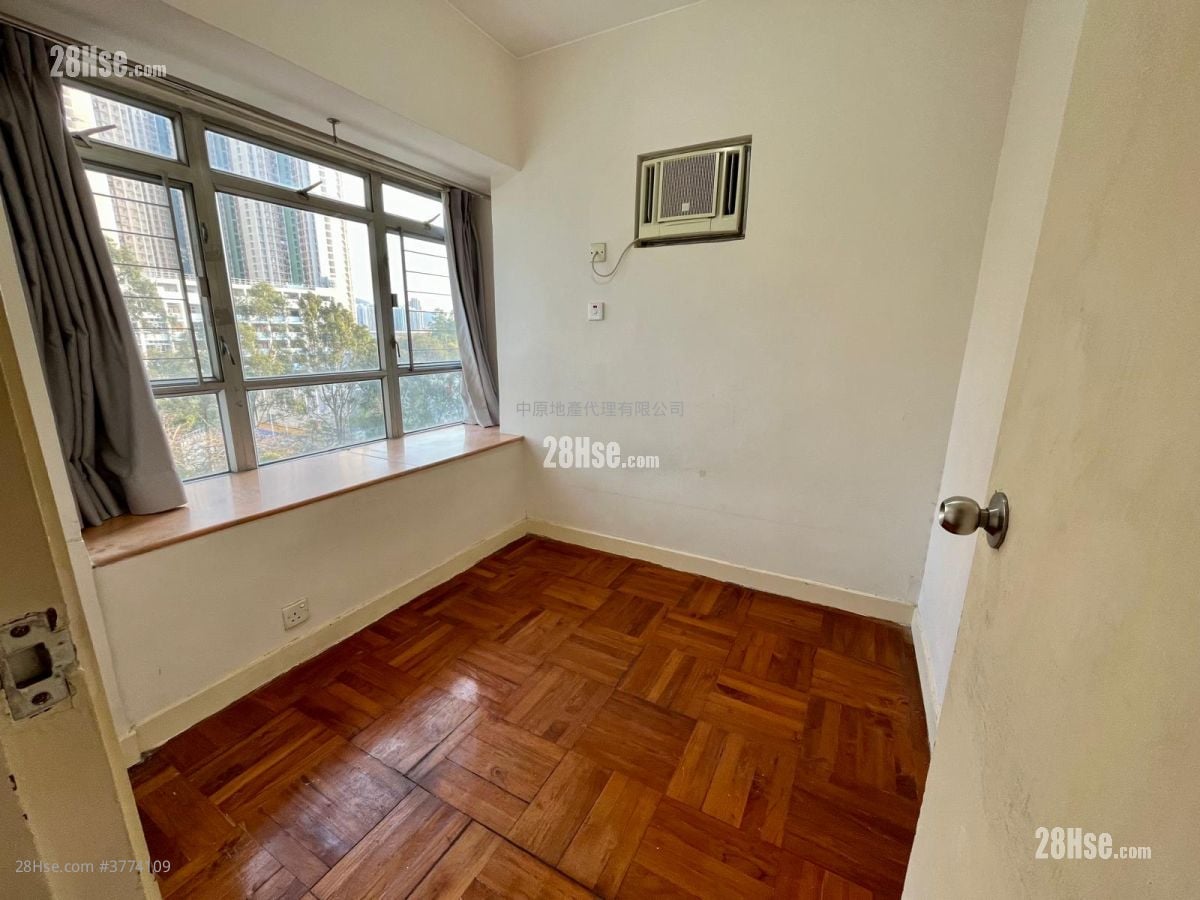 Kingswood Villas Sell 2 Bedrooms 448 ft²