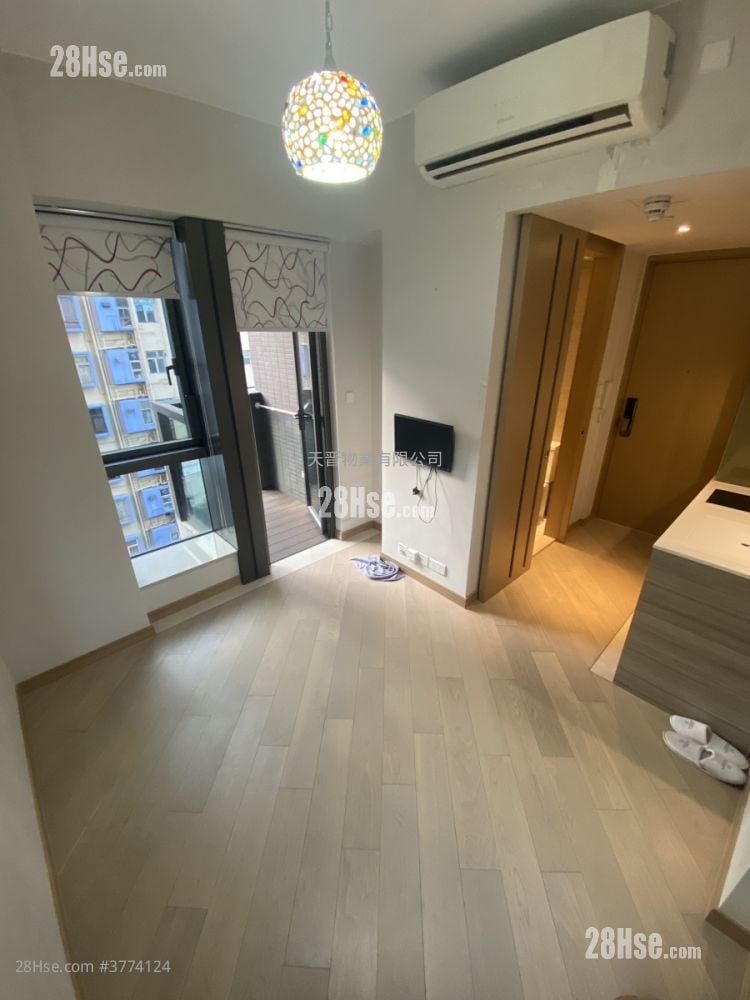 Axis Sell Studio , 1 Bathroom 204 ft²