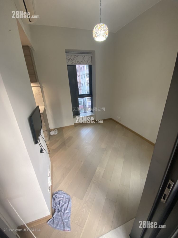 Axis Sell Studio , 1 Bathroom 204 ft²