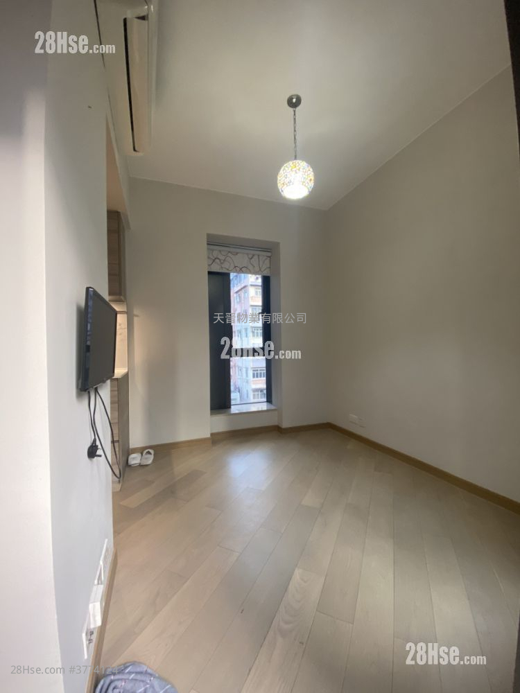 Axis Sell Studio , 1 Bathroom 204 ft²
