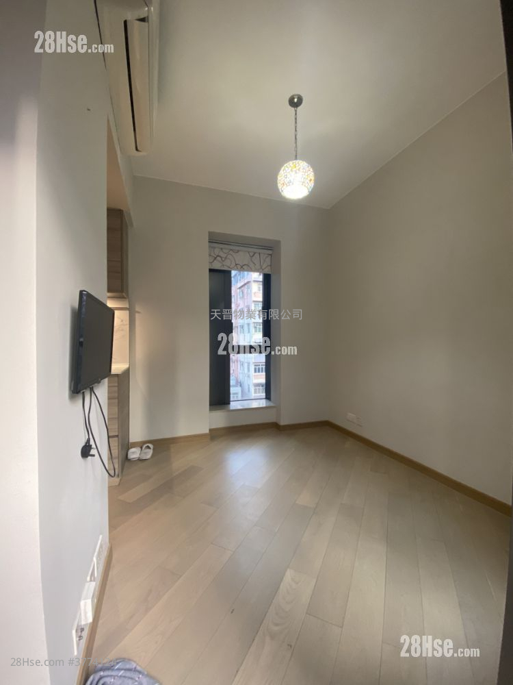 Axis Sell Studio , 1 Bathroom 204 ft²