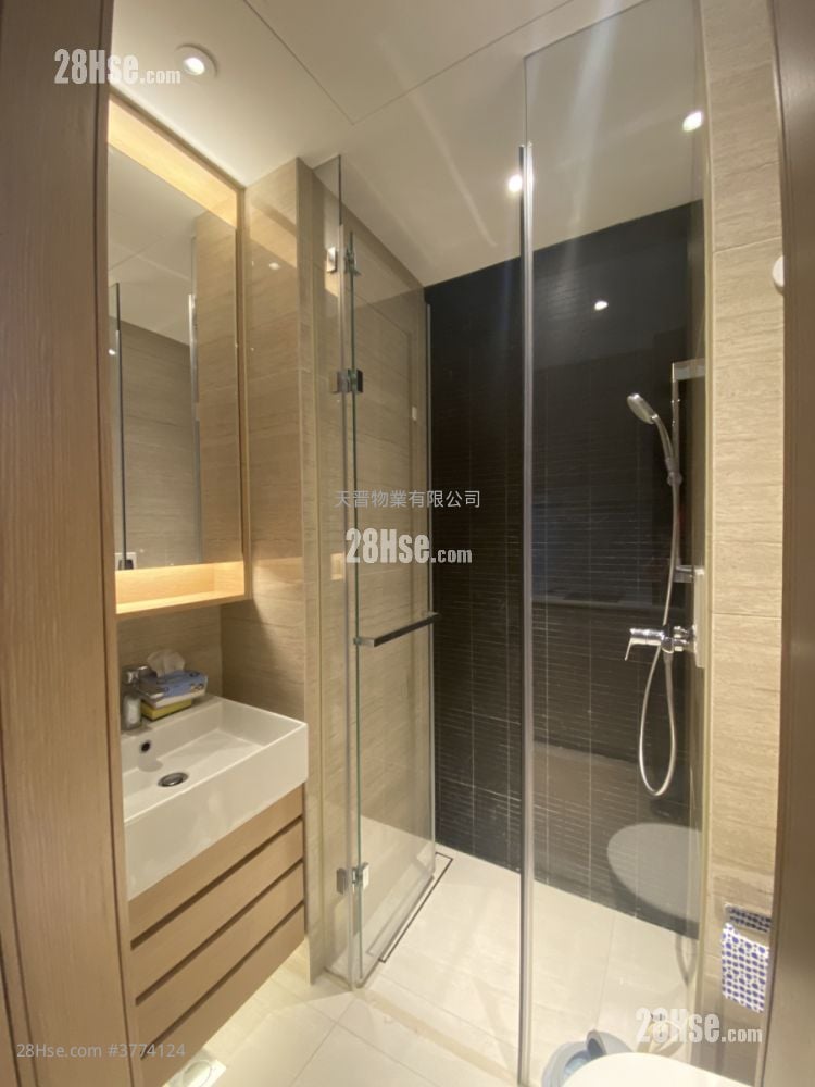 Axis Sell Studio , 1 Bathroom 204 ft²