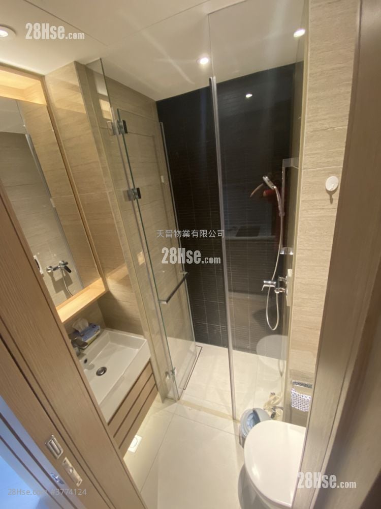 Axis Sell Studio , 1 Bathroom 204 ft²