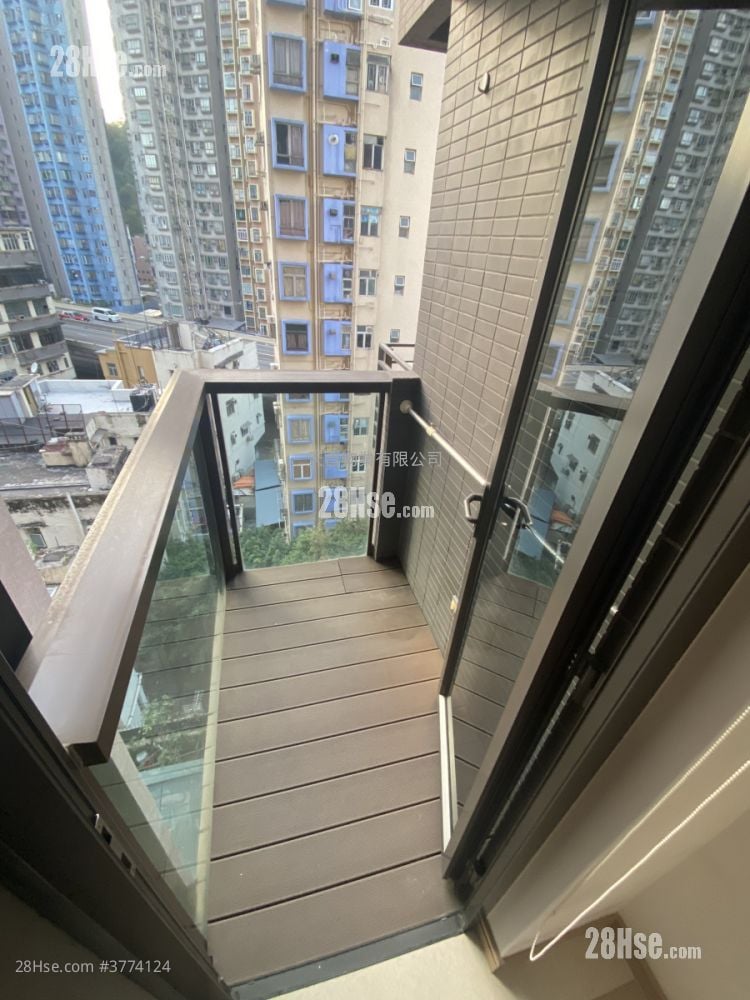 Axis Sell Studio , 1 Bathroom 204 ft²