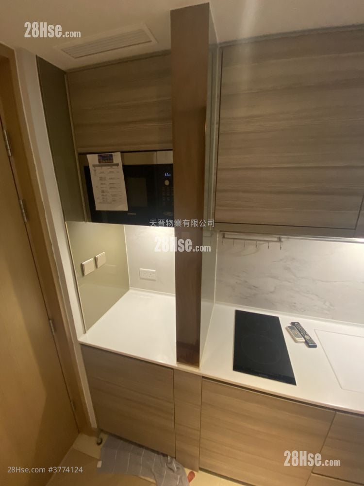 Axis Sell Studio , 1 Bathroom 204 ft²