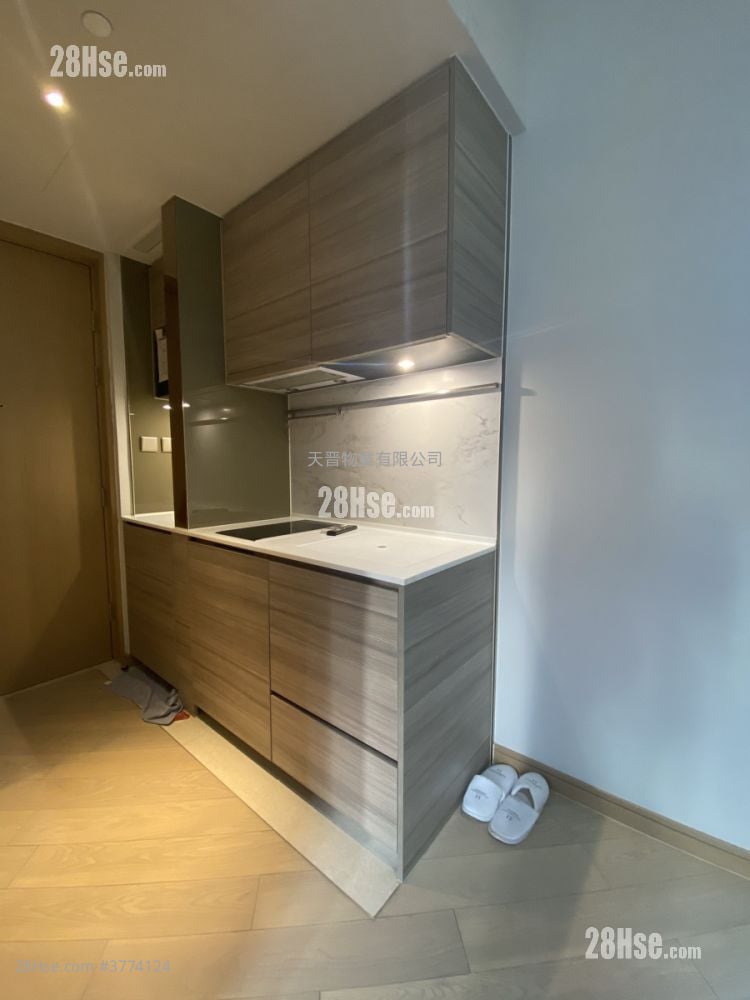 Axis Sell Studio , 1 Bathroom 204 ft²