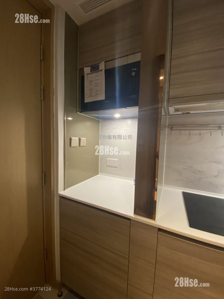 Axis Sell Studio , 1 Bathroom 204 ft²