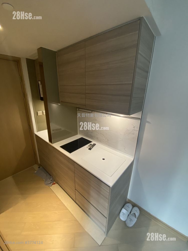 Axis Sell Studio , 1 Bathroom 204 ft²