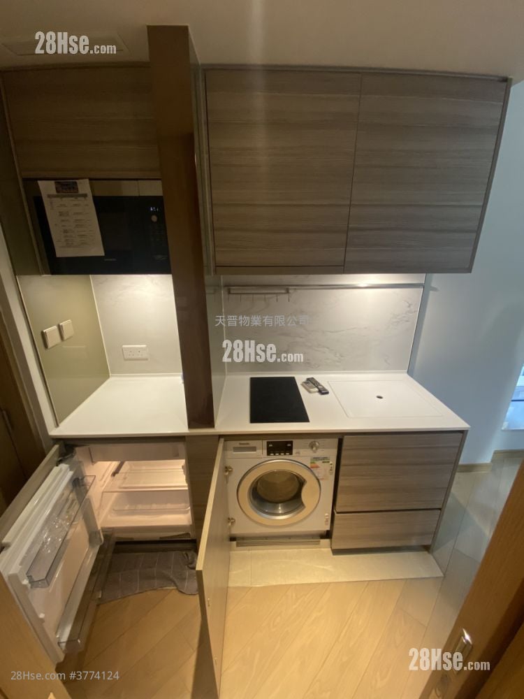 Axis Sell Studio , 1 Bathroom 204 ft²