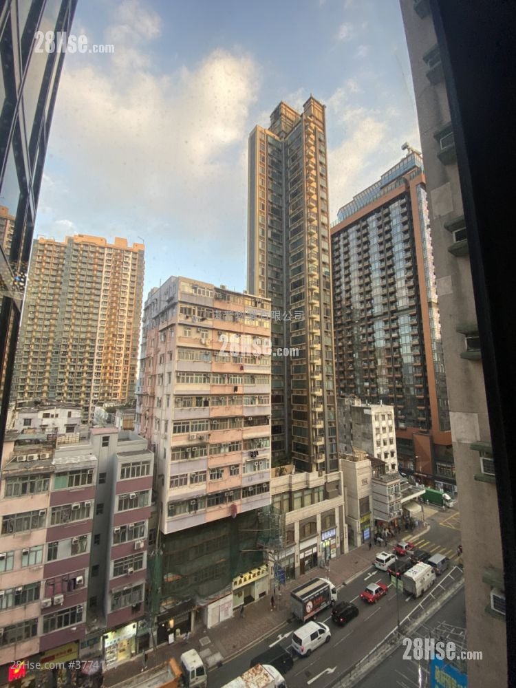 Axis Sell Studio , 1 Bathroom 204 ft²