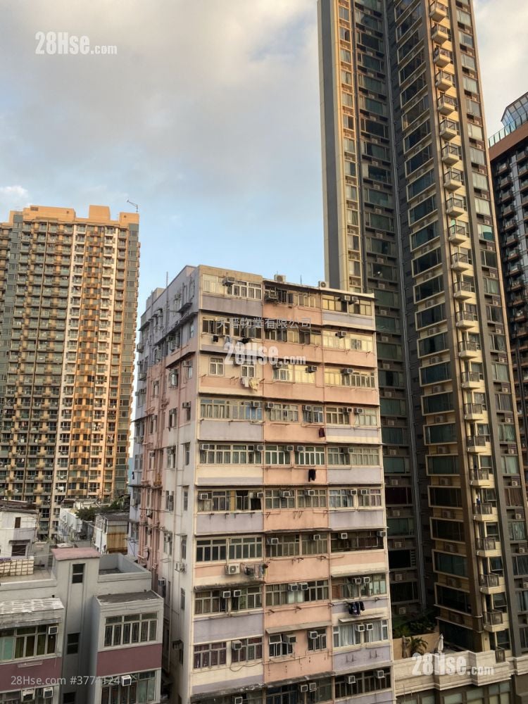 Axis Sell Studio , 1 Bathroom 204 ft²