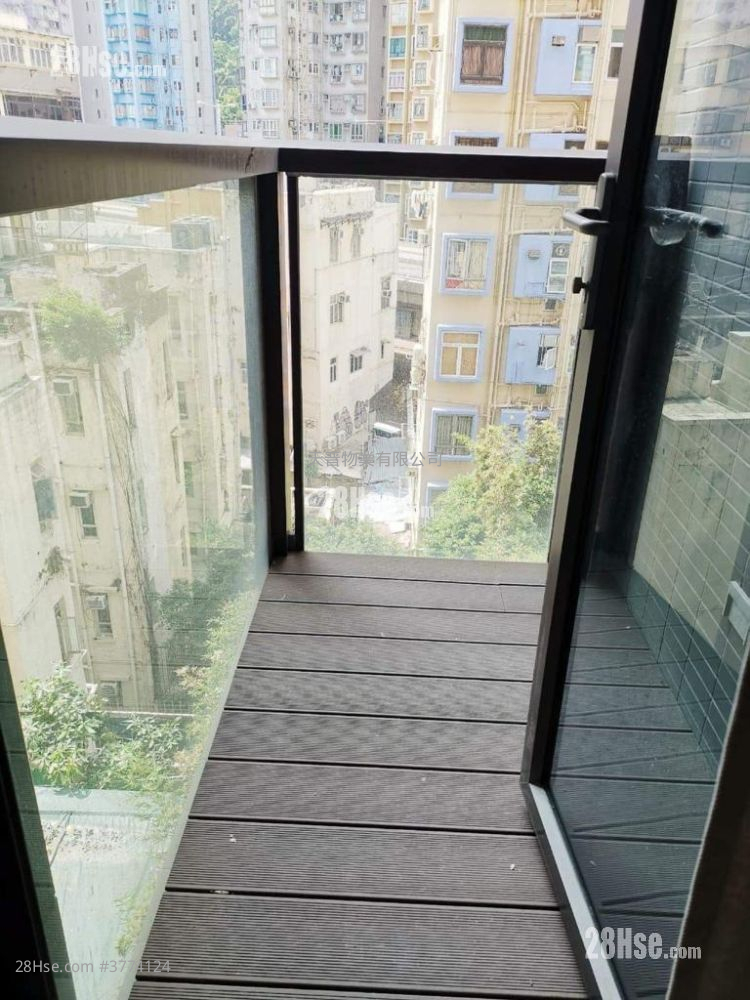 Axis Sell Studio , 1 Bathroom 204 ft²