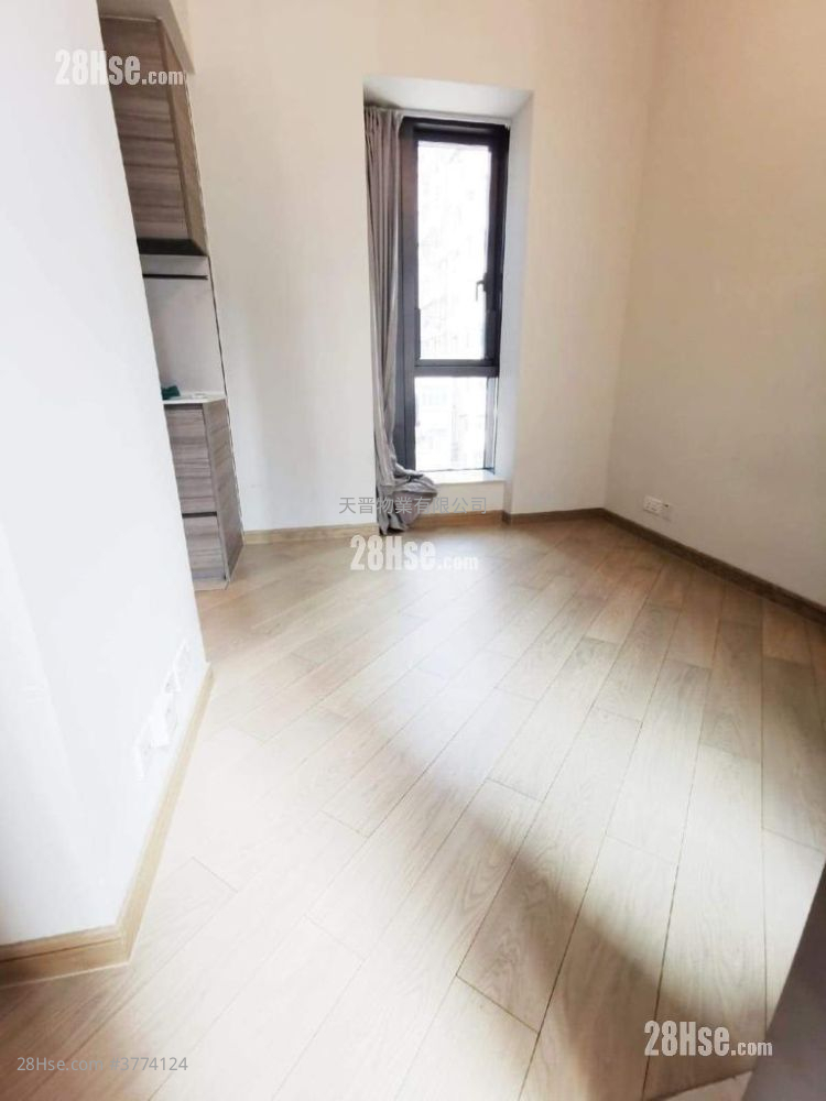 Axis Sell Studio , 1 Bathroom 204 ft²