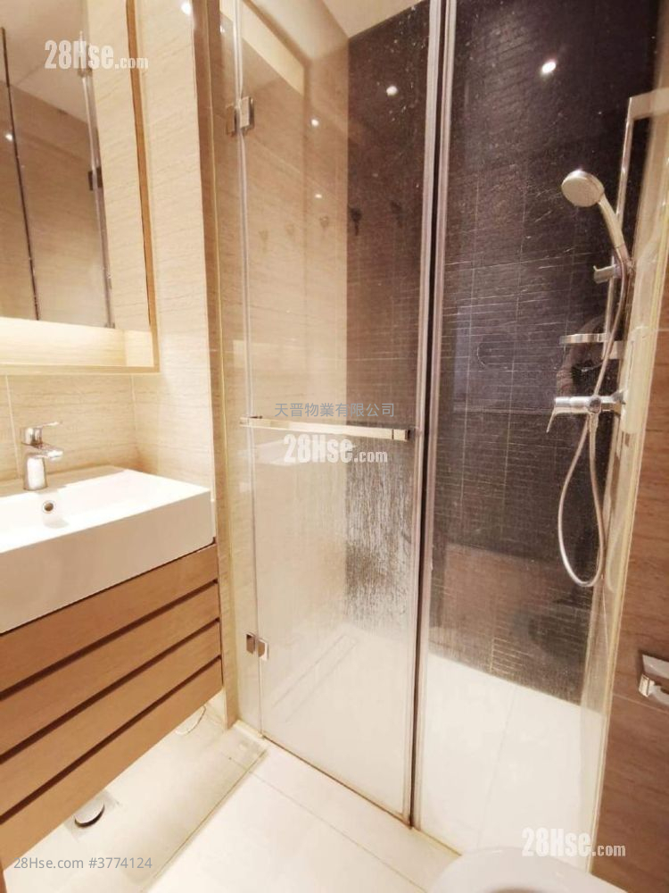 Axis Sell Studio , 1 Bathroom 204 ft²