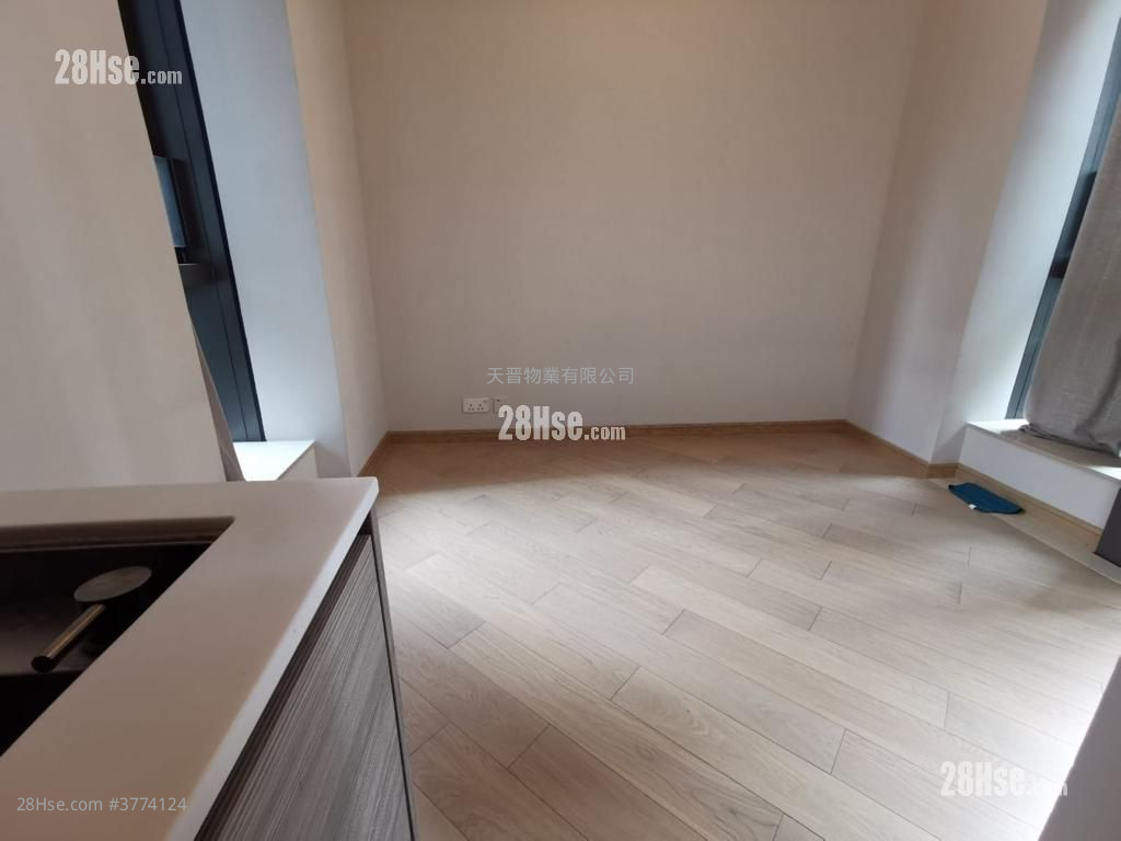 Axis Sell Studio , 1 Bathroom 204 ft²