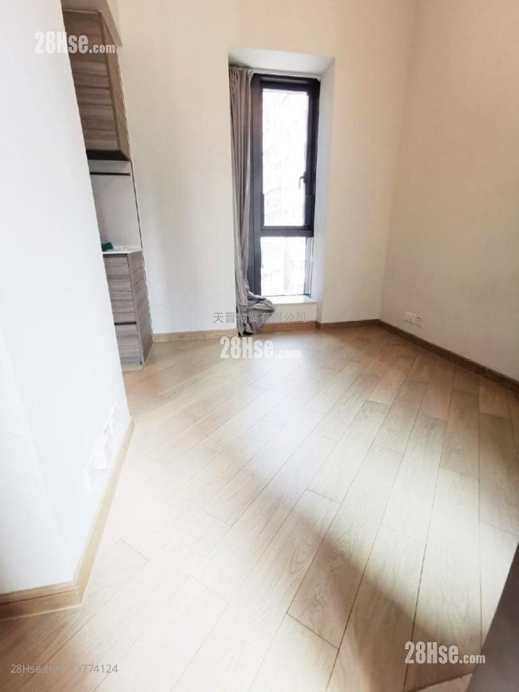 Axis Sell Studio , 1 Bathroom 204 ft²