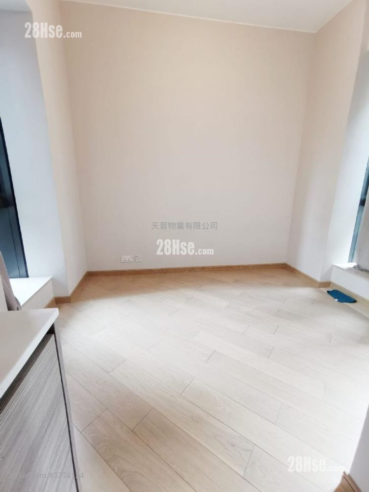 Axis Sell Studio , 1 Bathroom 204 ft²