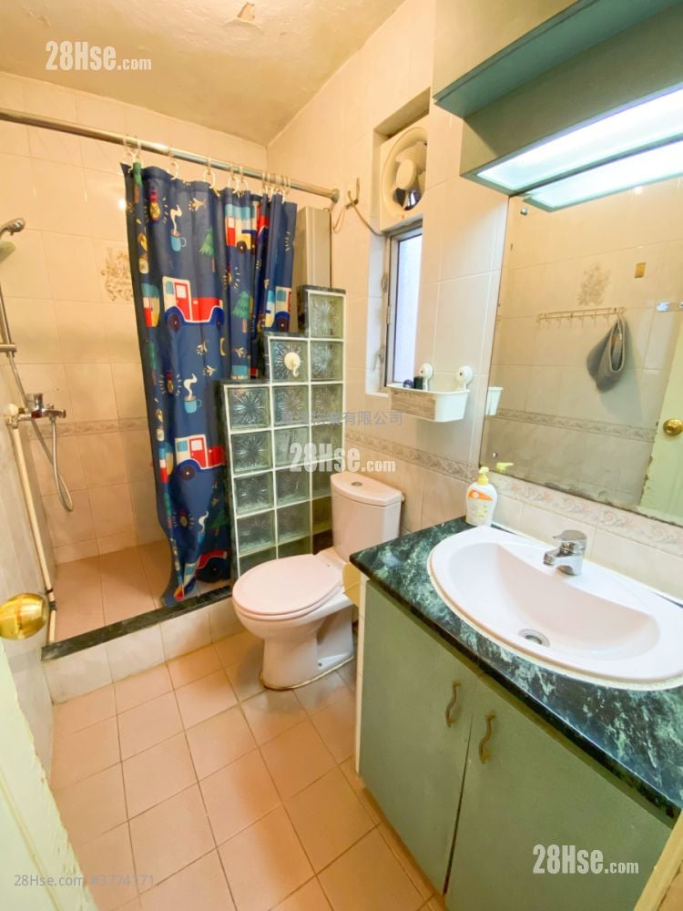 Kam Fung Court Sell 3 Bedrooms , 1 Bathroom 604 ft²