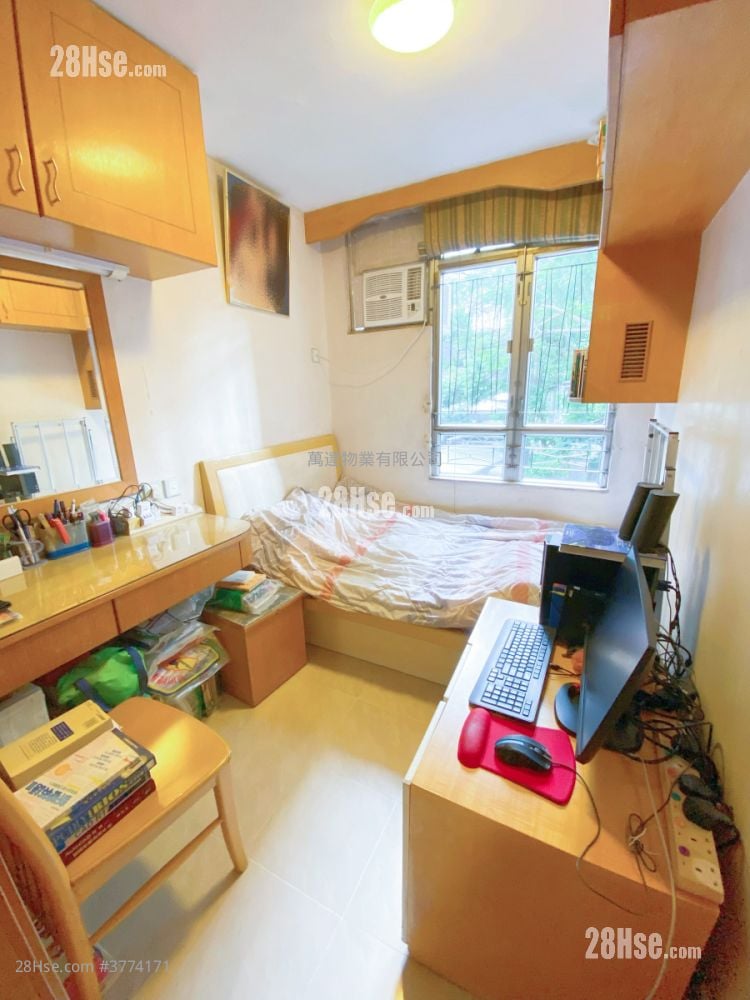 Kam Fung Court Sell 3 Bedrooms , 1 Bathroom 604 ft²