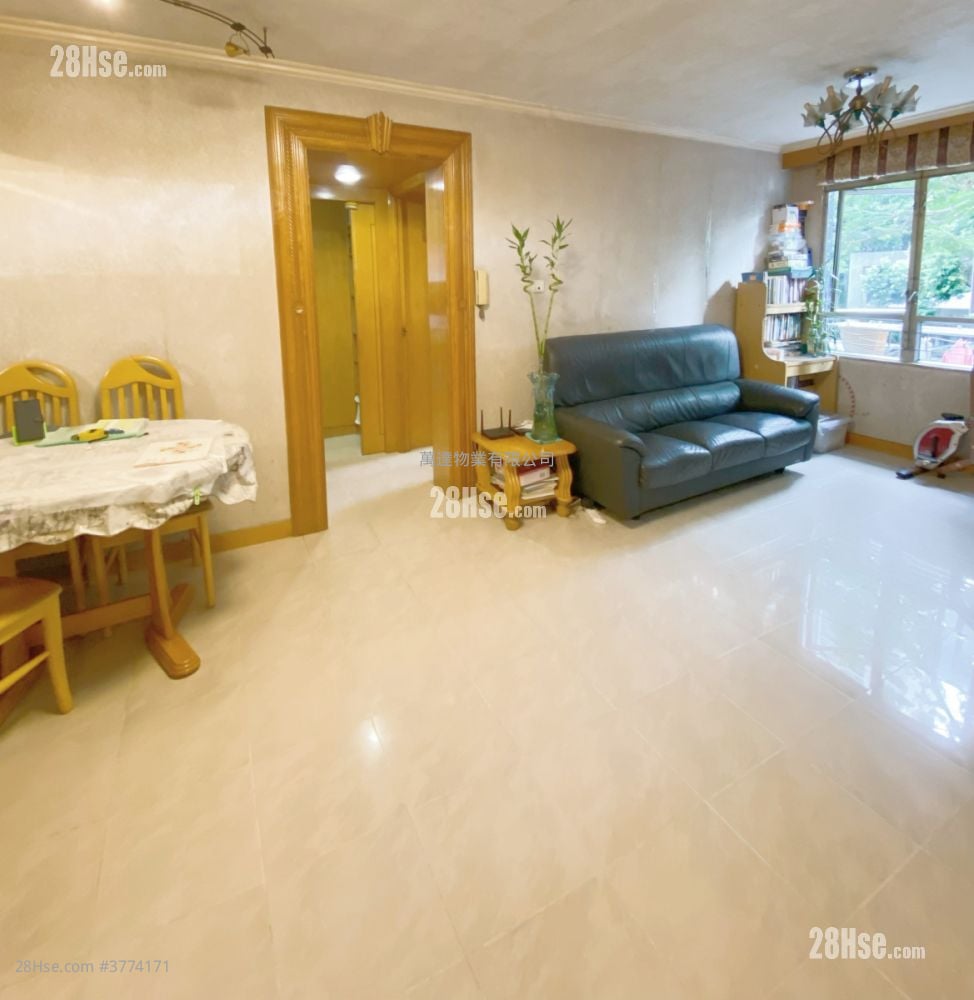 Kam Fung Court Sell 3 Bedrooms , 1 Bathroom 604 ft²